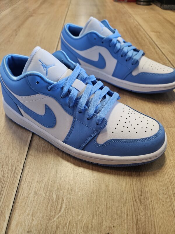 Jordan 1 Low "UNC" utcai cipő